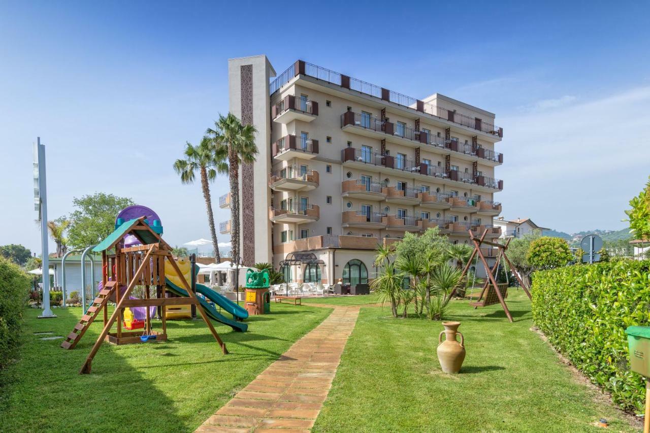 Almaluna Hotel & Resort Альба-Адриатика Экстерьер фото